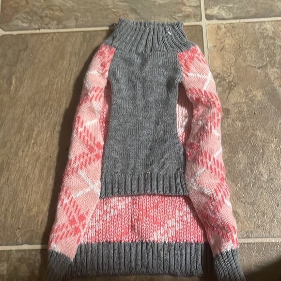 I’m selling a dog sweater it has a heart on it and it says mamas bff on it - Picture 2 of 2